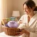 Une femme fatiguée reçoit avec soulagement un panier cadeau bien-être contenant une tisane, un coussin pour les yeux, des sels de bain et un peignoir doux.